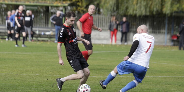 23.10.2022 Kielce. Mecz charytatywny dziennikarze - sędziowie piłkarscy na rzecz leczenia dziennikarza TVP Leszka Salvy/ Fot. Jarosław Kubalski - Radio Kielce