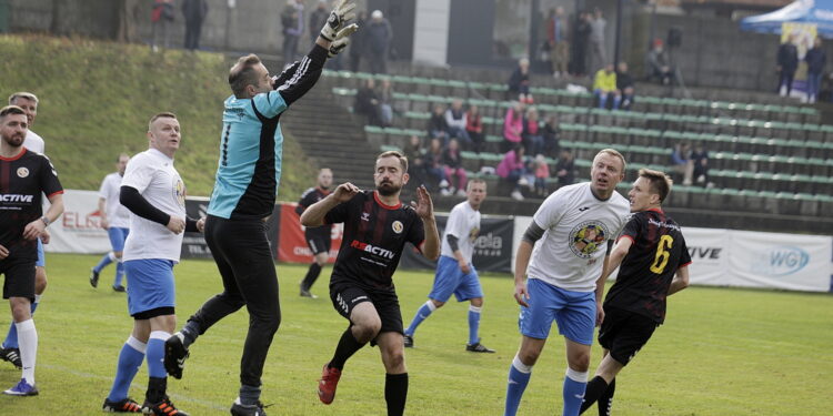 23.10.2022 Kielce. Mecz charytatywny dziennikarze - sędziowie piłkarscy na rzecz leczenia dziennikarza TVP Leszka Salvy/ Fot. Jarosław Kubalski - Radio Kielce