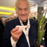 Na zdjęciu: Jerzy Skolimowski z porcelanowym osiołkiem / Fot. P. Orłowski