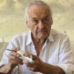 Na zdjęciu: Jerzy Skolimowski z porcelanowym osiołkiem / Fot. P. Orłowski