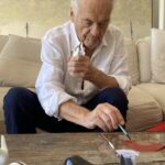 Na zdjęciu: Jerzy Skolimowski z porcelanowym osiołkiem / Fot. P. Orłowski