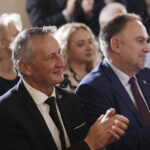 04.10.2022 Warszawa. Gala operowo-operetkowa promująca Międzynarodowy Festiwal Muzyczny im. Krystyny Jamroz. Na zdjęciu (od lewej): Zbigniew Koniusz - wojewoda świętokrzyski i poseł Marek Kwitek / Fot. Jarosław Kubalski - Radio Kielce