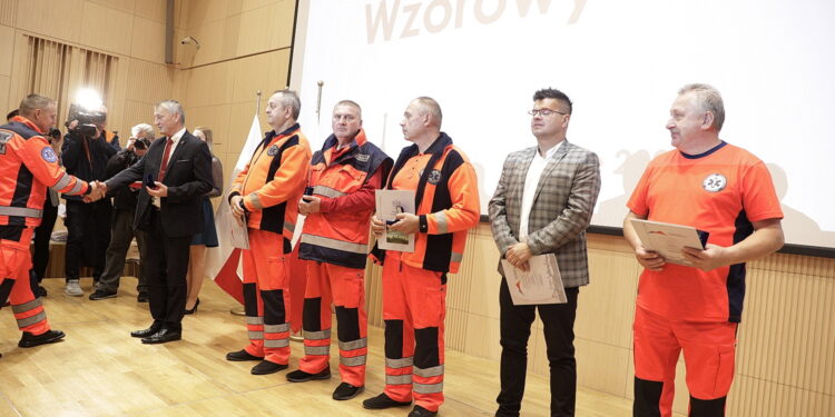 13.10.2022 Kielce. Wojewódzkie obchody Dnia Ratownictwa Medycznego. Wojewoda Zbigniew Koniusz wręczył wyróżnienia w kategoriach wzorowy lekarz, wzorowy ratownik oraz zasłużony dla ratownictwa / Fot. Jarosław Kubalski - Radio Kielce