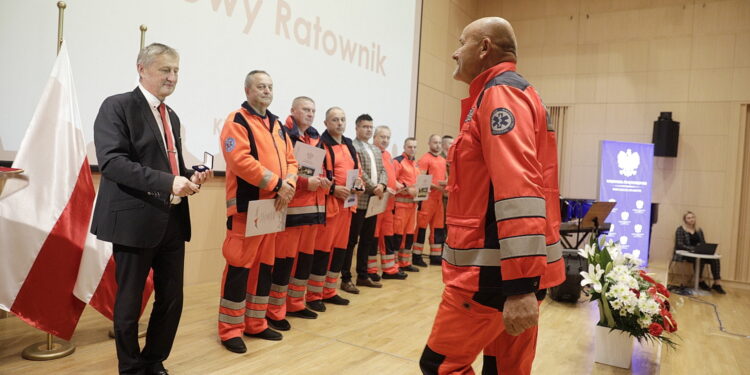 13.10.2022 Kielce. Wojewódzkie obchody Dnia Ratownictwa Medycznego. Wojewoda Zbigniew Koniusz wręczył wyróżnienia w kategoriach wzorowy lekarz, wzorowy ratownik oraz zasłużony dla ratownictwa / Fot. Jarosław Kubalski - Radio Kielce