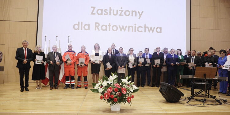 13.10.2022 Kielce. Wojewódzkie obchody Dnia Ratownictwa Medycznego. Wojewoda Zbigniew Koniusz wręczył wyróżnienia w kategoriach wzorowy lekarz, wzorowy ratownik oraz zasłużony dla ratownictwa / Fot. Jarosław Kubalski - Radio Kielce