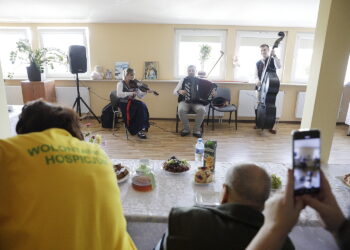 13.10.2022 Kielce. Pacjentów hospicjum odwiedziła kapela góralska ze Szczyrku/ Fot. Jarosław Kubalski - Radio Kielce