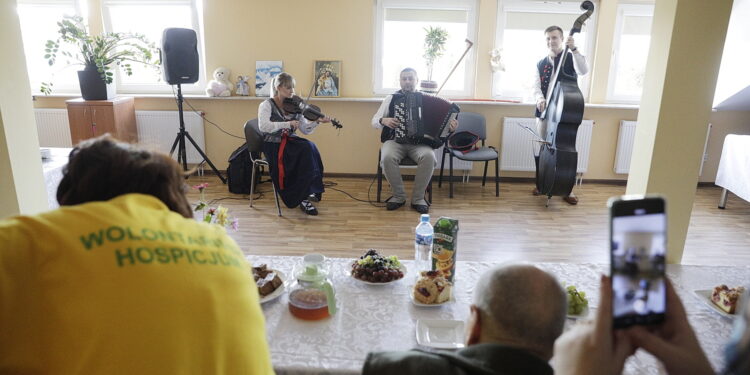 13.10.2022 Kielce. Pacjentów hospicjum odwiedziła kapela góralska ze Szczyrku/ Fot. Jarosław Kubalski - Radio Kielce