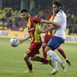 14.10.2022. Kielce. Mecz Korona Kielce - Stal Mielec. Na zdjęciu (z lewej): Jakub Łukowski / Fot. Jarosław Kubalski - Radio Kielce