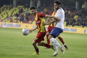 14.10.2022. Kielce. Mecz Korona Kielce - Stal Mielec. Na zdjęciu (z lewej): Jakub Łukowski / Fot. Jarosław Kubalski - Radio Kielce