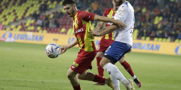 14.10.2022. Kielce. Mecz Korona Kielce - Stal Mielec. Na zdjęciu (z lewej): Jakub Łukowski / Fot. Jarosław Kubalski - Radio Kielce