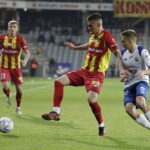 14.10.2022. Kielce. Mecz Korona Kielce - Stal Mielec. Na zdjęciu (w środku): Oskar Sewerzyński / Fot. Jarosław Kubalski - Radio Kielce