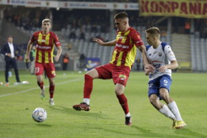 14.10.2022. Kielce. Mecz Korona Kielce - Stal Mielec. Na zdjęciu (w środku): Oskar Sewerzyński / Fot. Jarosław Kubalski - Radio Kielce