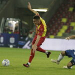 14.10.2022. Kielce. Mecz Korona Kielce - Stal Mielec. Na zdjęciu (w środku): Oskar Sewerzyński / Fot. Jarosław Kubalski - Radio Kielce