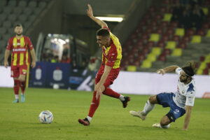 14.10.2022. Kielce. Mecz Korona Kielce - Stal Mielec. Na zdjęciu (w środku): Oskar Sewerzyński / Fot. Jarosław Kubalski - Radio Kielce