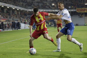 14.10.2022. Kielce. Mecz Korona Kielce - Stal Mielec. Na zdjęciu (z lewej): Jakub Łukowski / Fot. Jarosław Kubalski - Radio Kielce