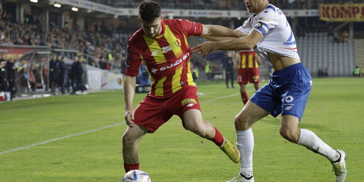 14.10.2022. Kielce. Mecz Korona Kielce - Stal Mielec. Na zdjęciu (z lewej): Jakub Łukowski / Fot. Jarosław Kubalski - Radio Kielce