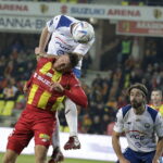 14.10.2022. Kielce. Mecz Korona Kielce - Stal Mielec. Na zdjęciu (z lewej): Miłosz Trojak / Fot. Jarosław Kubalski - Radio Kielce