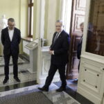 17.10.2022. Częstocice. Pałac Wielopolskich. Na zdjęciu (od lewej): Andrzej Przychodni - dyrektor Muzeum Historyczno-Archeologicznego w Ostrowcu Świętokrzyskim oraz Piotr Gliński - minister kultury i dziedzictwa narodowego / Fot. Jarosław Kubalski – Radio Kielce