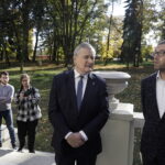 17.10.2022. Częstocice. Pałac Wielopolskich. Na zdjęciu (od lewej): Piotr Gliński - minister kultury i dziedzictwa narodowego oraz Andrzej Przychodni - dyrektor Muzeum Historyczno-Archeologicznego w Ostrowcu Świętokrzyskim / Fot. Jarosław Kubalski – Radio Kielce