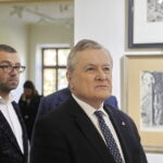 17.10.2022. Częstocice. Pałac Wielopolskich. Na zdjęciu (od lewej): Andrzej Przychodni - dyrektor Muzeum Historyczno-Archeologicznego w Ostrowcu Świętokrzyskim oraz Piotr Gliński - minister kultury i dziedzictwa narodowego / Fot. Jarosław Kubalski – Radio Kielce