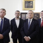 17.10.2022. Częstocice. Pałac Wielopolskich. Na zdjęciu (od lewej): Jarosław Rusiecki – senator PiS, Andrzej Przychodni - dyrektor Muzeum Historyczno-Archeologicznego w Ostrowcu Świętokrzyskim, Piotr Gliński - minister kultury i dziedzictwa narodowego, Andrzej Kryj – poseł PiS / Fot. Jarosław Kubalski – Radio Kielce