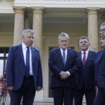 17.10.2022. Częstocice. Pałac Wielopolskich. Na zdjęciu (od lewej): Jarosław Rusiecki – senator PiS, Piotr Gliński - minister kultury i dziedzictwa narodowego, Andrzej Kryj – poseł PiS, Marzena Dębniak – starosta ostrowiecki, Andrzej Przychodni - dyrektor Muzeum Historyczno-Archeologicznego w Ostrowcu Świętokrzyskim / Fot. Jarosław Kubalski – Radio Kielce