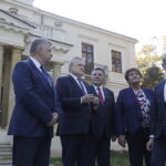 17.10.2022. Częstocice. Pałac Wielopolskich. Na zdjęciu (od lewej): Jarosław Rusiecki – senator PiS, Piotr Gliński - minister kultury i dziedzictwa narodowego, Andrzej Kryj – poseł PiS, Marzena Dębniak – starosta ostrowiecki, Andrzej Przychodni - dyrektor Muzeum Historyczno-Archeologicznego w Ostrowcu Świętokrzyskim / Fot. Jarosław Kubalski – Radio Kielce