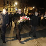 19.10.2022 Kielce. 38. rocznica zamordowania ks. Jerzego Popiełuszki. Złożenie wieńców pod pomnikiem księdza. Na zdjęciu od lewej: Mieczysław Gójski – I zastępca przewodniczącego Regionu Świętokrzyskiego NSZZ Solidarność, Waldemar Bartosz - przewodniczący i Kazimierz Pasternak – II zastępca przewodniczącego / Fot. Jarosław Kubalski - Radio Kielce