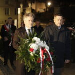 19.10.2022 Kielce. 38. rocznica zamordowania ks. Jerzego Popiełuszki. Złożenie wieńców pod pomnikiem księdza. Na zdjęciu senator Krzysztof Słoń i przewodniczący rady miasta Jarosław Karyś / Fot. Jarosław Kubalski - Radio Kielce