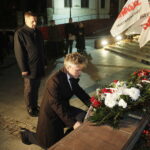 19.10.2022 Kielce. 38. rocznica zamordowania ks. Jerzego Popiełuszki. Złożenie wieńców pod pomnikiem księdza. Na zdjęciu senator Krzysztof Słoń i przewodniczący rady miasta Jarosław Karyś / Fot. Jarosław Kubalski - Radio Kielce