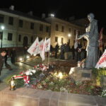 19.10.2022 Kielce. 38. rocznica zamordowania ks. Jerzego Popiełuszki. Złożenie wieńców pod pomnikiem księdza / Fot. Jarosław Kubalski - Radio Kielce