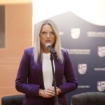 20.10.2022 Kielce. Galeria Winda. Spotkanie promujące czytelnictwo wśród osób niewidomych. Na zdjęciu radna Joanna Winiarska / Fot. Jarosław Kubalski - Radio Kielce