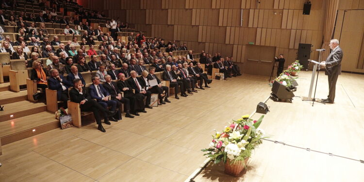 20.10.2022 Kielce. 75 lecie ZDZ. Przy mównicy prezes kieleckiej ZDZ Jerzy Wątroba / Fot. Jarosław Kubalski - Radio Kielce