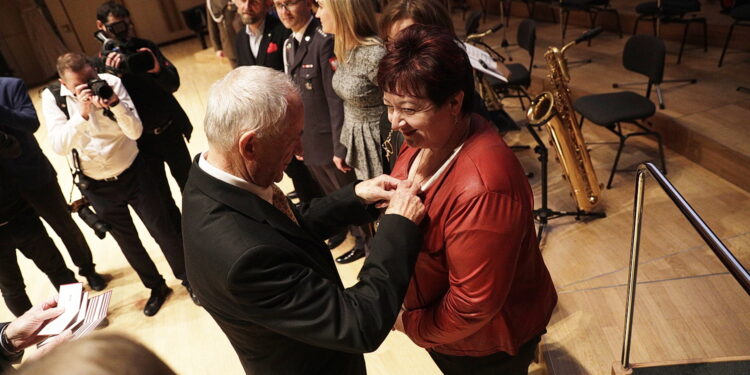 20.10.2022 Kielce. 75 lecie ZDZ. 20.10.2022 Kielce. 75 lecie ZDZ. Pracowników i współpracowników okolicznościowymi medalami uhonorował prezes główny ZDZ Andrzej Piłat / Fot. Jarosław Kubalski - Radio Kielce