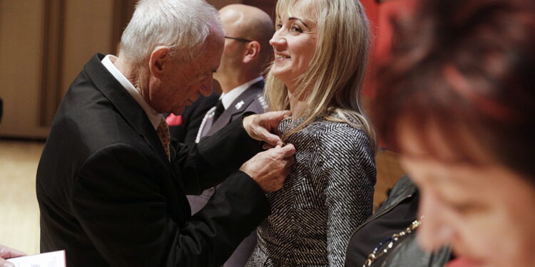 20.10.2022 Kielce. 75 lecie ZDZ. 20.10.2022 Kielce. 75 lecie ZDZ. Pracowników i współpracowników okolicznościowymi medalami uhonorował prezes główny ZDZ Andrzej Piłat / Fot. Jarosław Kubalski - Radio Kielce