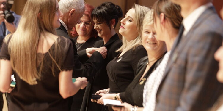 20.10.2022 Kielce. 75 lecie ZDZ. 20.10.2022 Kielce. 75 lecie ZDZ. Pracowników i współpracowników okolicznościowymi medalami uhonorował prezes główny ZDZ Andrzej Piłat / Fot. Jarosław Kubalski - Radio Kielce