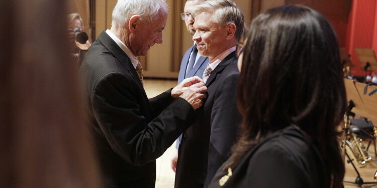 20.10.2022 Kielce. 75 lecie ZDZ. 20.10.2022 Kielce. 75 lecie ZDZ. Pracowników i współpracowników okolicznościowymi medalami uhonorował prezes główny ZDZ Andrzej Piłat / Fot. Jarosław Kubalski - Radio Kielce