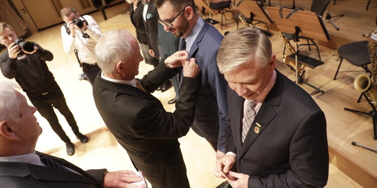 20.10.2022 Kielce. 75 lecie ZDZ. 20.10.2022 Kielce. 75 lecie ZDZ. Pracowników i współpracowników okolicznościowymi medalami uhonorował prezes główny ZDZ Andrzej Piłat / Fot. Jarosław Kubalski - Radio Kielce