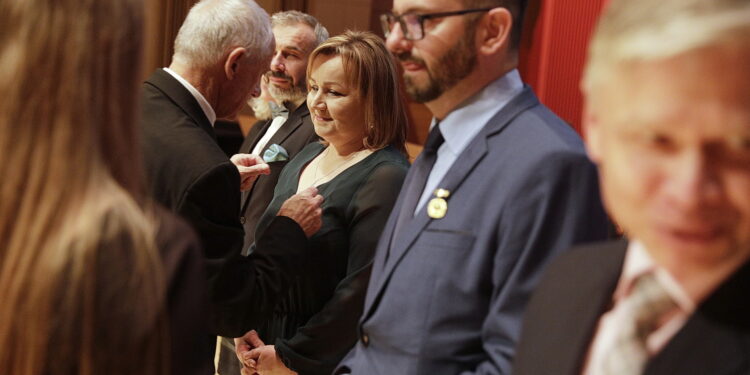 20.10.2022 Kielce. 75 lecie ZDZ. 20.10.2022 Kielce. 75 lecie ZDZ. Pracowników i współpracowników okolicznościowymi medalami uhonorował prezes główny ZDZ Andrzej Piłat / Fot. Jarosław Kubalski - Radio Kielce