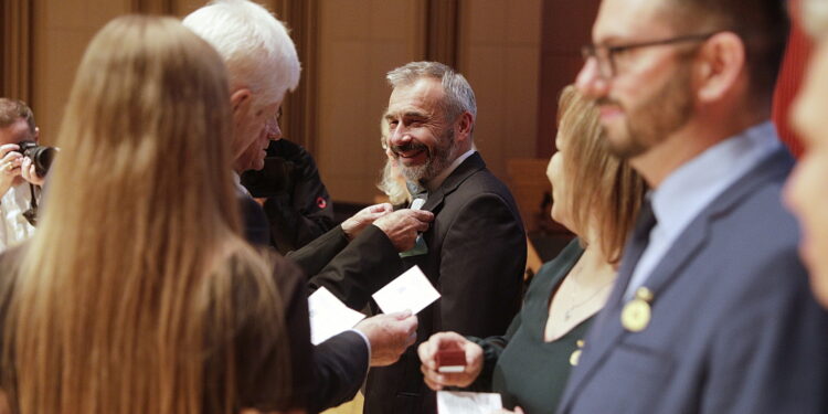 20.10.2022 Kielce. 75 lecie ZDZ. 20.10.2022 Kielce. 75 lecie ZDZ. Pracowników i współpracowników okolicznościowymi medalami uhonorował prezes główny ZDZ Andrzej Piłat / Fot. Jarosław Kubalski - Radio Kielce