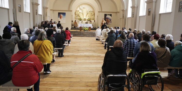 22.10.2022 Kielce. Poświęcenie odnowionej kaplicy przy ulicy Pietraszki / Fot. Jarosław Kubalski - Radio Kielce