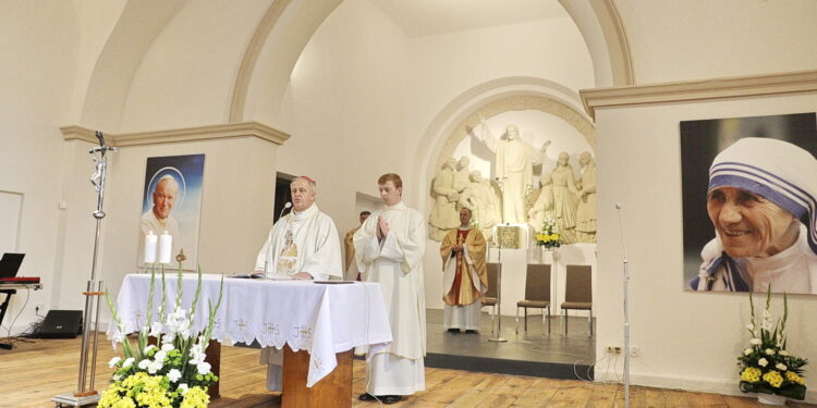 22.10.2022 Kielce. Poświęcenie odnowionej kaplicy przy ulicy Pietraszki. Na zdjęciu biskup Jan Piotrowski / Fot. Jarosław Kubalski - Radio Kielce