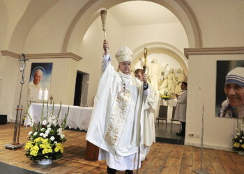 22.10.2022 Kielce. Poświęcenie odnowionej kaplicy przy ulicy Pietraszki. Na zdjęciu biskup Jan Piotrowski / Fot. Jarosław Kubalski - Radio Kielce