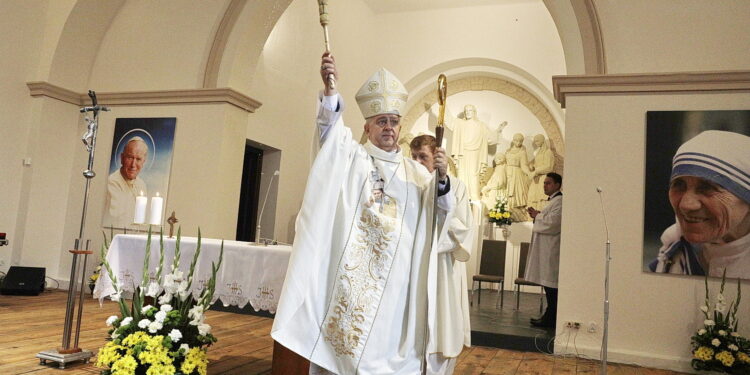 22.10.2022 Kielce. Poświęcenie odnowionej kaplicy przy ulicy Pietraszki. Na zdjęciu biskup Jan Piotrowski / Fot. Jarosław Kubalski - Radio Kielce