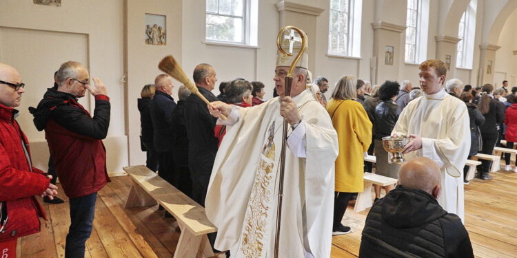 22.10.2022 Kielce. Poświęcenie odnowionej kaplicy przy ulicy Pietraszki. Na zdjęciu biskup Jan Piotrowski / Fot. Jarosław Kubalski - Radio Kielce