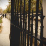 23.10.2022. Kielce. Sprzątanie na cmentarzach przed dniem Wszystkich Świętych / Fot. Jarosław Kubalski - Radio Kielce