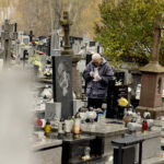 23.10.2022. Kielce. Sprzątanie na cmentarzach przed dniem Wszystkich Świętych / Fot. Jarosław Kubalski - Radio Kielce