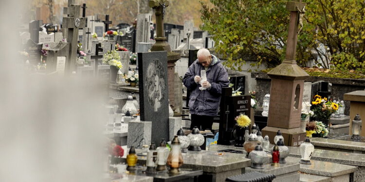 23.10.2022. Kielce. Sprzątanie na cmentarzach przed dniem Wszystkich Świętych / Fot. Jarosław Kubalski - Radio Kielce