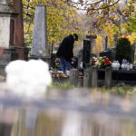 23.10.2022. Kielce. Sprzątanie na cmentarzach przed dniem Wszystkich Świętych / Fot. Jarosław Kubalski - Radio Kielce