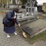 23.10.2022. Kielce. Sprzątanie na cmentarzach przed dniem Wszystkich Świętych / Fot. Jarosław Kubalski - Radio Kielce